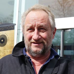 Benoît Poelvoorde n'est pas le seul à apprécier Namur. En 2025, le très prestigieux classement Best European Destinations dévoilait que la ville s'offrait une place de roi directement dans le Top 5.

Benoit Poelvoorde à la sortie des studios de Radio France à Paris. Le 29 mars 2023
© Jonathan Rebboah / Panoramic / Bestimage