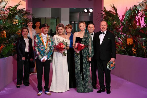 Une 69ème édition dont le thème était placée sous le signe du Sunset Ball. Lors de cet événement, Caroline de Monaco et Charlene ont choisi toutes les deux des robes asymétriques laissant se dévoiler l'une de leurs épaules. 

Christian Louboutin, la princesse Caroline de Hanovre, la princese Charlene de Monaco et le prince Albert II de Monaco durant la 69ème édition du Bal de la Rose dans la Salle des Étoiles du Sporting Monte-Carlo à Monaco, le 29 mars 2025.
© Bruno Bebert / Pool Monaco / Bestimage