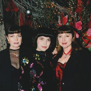 Archives - Portrait de Mireille Mathieu et ses sœurs Monique et Christiane en 1995 © JLPPA / Bestimage