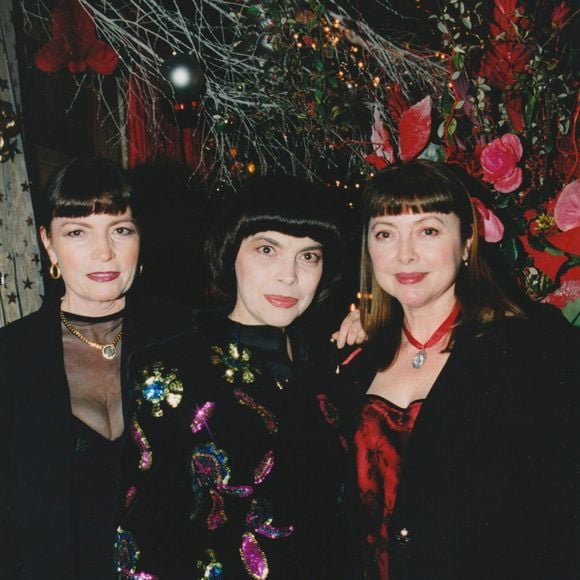 Archives - Portrait de Mireille Mathieu et ses sœurs Monique et Christiane en 1995 © JLPPA / Bestimage