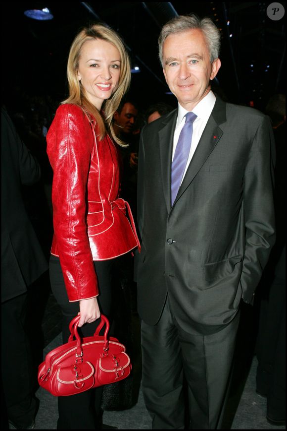 Delphine et Bernard Arnault au défilé Christian Dior automne-hiver 2005, 2006, au jardin des Tuileries. RINDOFF-BORDE / BESTIMAGE