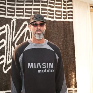 "Je suis entre Paris et Dubaï en ce moment. Je suis obligé de revenir parce que mon fils joue au Paris Saint-Germain", confiait-il au podcast "Le Club des 5" en 2025, 

Nicolas Anelka lors de la présentation de la collection de N. Anelka X Miasin à La Galerie Paradis, Paris, France, le 17 novembre 2025. © Jack Tribeca / Bestimage