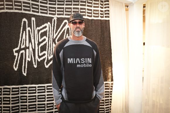 "Je suis entre Paris et Dubaï en ce moment. Je suis obligé de revenir parce que mon fils joue au Paris Saint-Germain", confiait-il au podcast "Le Club des 5" en 2025, 

Nicolas Anelka lors de la présentation de la collection de N. Anelka X Miasin à La Galerie Paradis, Paris, France, le 17 novembre 2025. © Jack Tribeca / Bestimage
