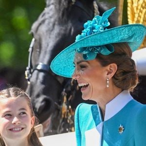 Que tous les fans de la couronne britannique se rassurent, l'adolescente n'a pas décidé de démarrer une période de rébellion. 
La princesse Charlotte de Galles, Catherine (Kate) Middleton, princesse de Galles, - Les membres de la famille royale britannique arrivent à Buckingham Palace pour la cérémonie Trooping the Colour à Londres, le 14 juin 2025. Affecté par le crash du Boeing 787 Dreamliner à Ahmedabad du 12 juin, le souverain et les officiels porteront un brassard noir en hommage aux plus de 270 victimes. Bon nombre d'elles étaient des ressortissants britanniques.
© Backgrid / Bestimage