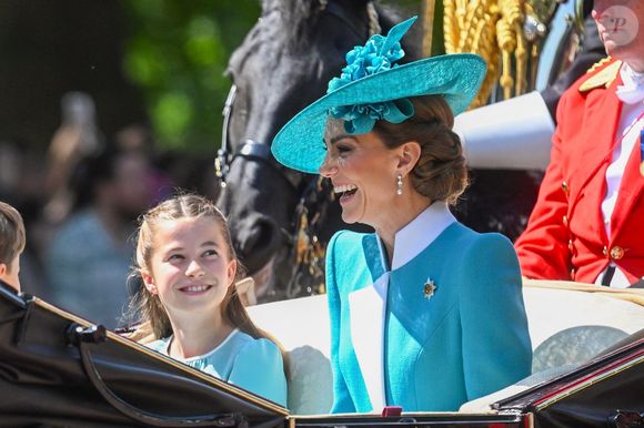 Que tous les fans de la couronne britannique se rassurent, l'adolescente n'a pas décidé de démarrer une période de rébellion. 
La princesse Charlotte de Galles, Catherine (Kate) Middleton, princesse de Galles, - Les membres de la famille royale britannique arrivent à Buckingham Palace pour la cérémonie Trooping the Colour à Londres, le 14 juin 2025. Affecté par le crash du Boeing 787 Dreamliner à Ahmedabad du 12 juin, le souverain et les officiels porteront un brassard noir en hommage aux plus de 270 victimes. Bon nombre d'elles étaient des ressortissants britanniques.
© Backgrid / Bestimage