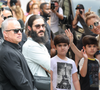 Céline Dion est à Paris avec ses fils

Nelson Angelil et Eddy Angelil, les fils de Céline Dion, arrivent avec leur mère à leur hôtel à Paris, vendredi 28 août 2026. © CYRIL MOREAU / BESTIMAGE

Céline Dion s'est rendue chez l'opticien Meyrowitz avec ses jumeaux Eddy et Nelson pour s'acheter une paire de lunettes de soleil avant de rentrer à l'hôtel Royal Monceau à Paris.
© Agence / Bestimage