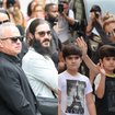 En retrait mais bien là... Nelson et Eddy, les jumeaux de Céline Dion qui ont 15 ans et ont bien changé, accompagnent leur maman à Paris