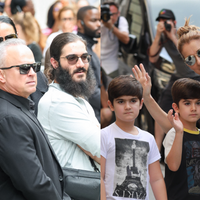 En retrait mais bien là... Nelson et Eddy, les jumeaux de Céline Dion qui ont 15 ans et ont bien changé, accompagnent leur maman à Paris