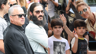 En retrait mais bien là... Nelson et Eddy, les jumeaux de Céline Dion qui ont 15 ans et ont bien changé, accompagnent leur maman à Paris