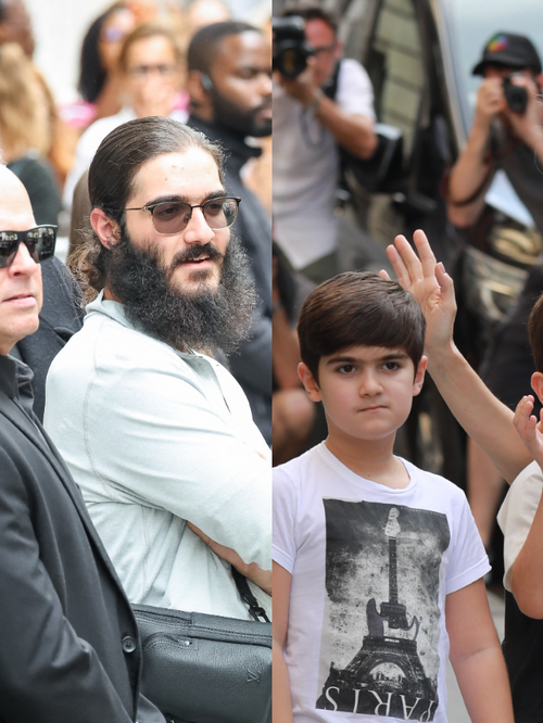 En retrait mais bien là... Nelson et Eddy, les jumeaux de Céline Dion qui ont 15 ans et ont bien changé, accompagnent leur maman à Paris