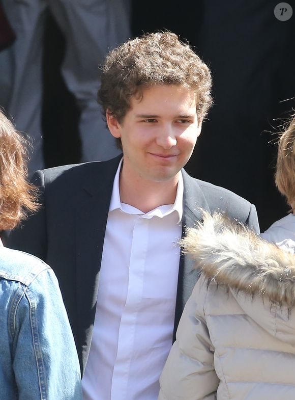 Très discret, le fils de Claire Chazal et Patrick Poivre d'Arvor a toujours eu du mal avec la notoriété de ses parents

François Poivre d'Arvor (fils de Claire Chazal) - Obsèques de Josette Chazal, la mère de Claire Chazal, en l'église Notre Dame d'Auteuil à Paris, le 14 avril 2015. - © Agence Bestimage