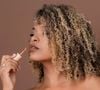 Le débat historique entre l'utilisation du gloss et celle du baume à lèvres est désormais révolu grâce aux innovations cosmétiques.