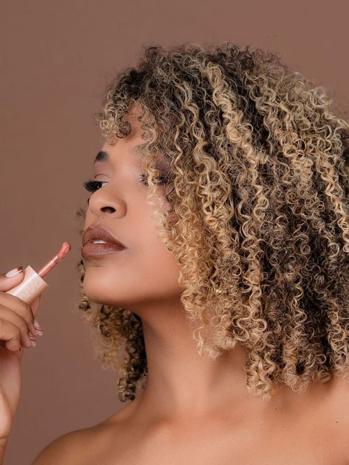 Gloss ou baume à lèvres ? Ne choisissez plus, ces cinq produits hybrides réunissent le meilleur des deux mondes