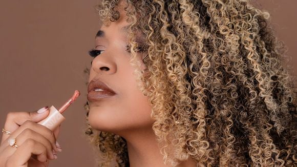 Gloss ou baume à lèvres ? Ne choisissez plus, ces cinq produits hybrides réunissent le meilleur des deux mondes