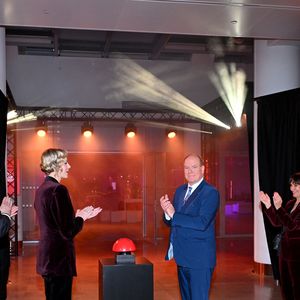 Depuis le quartier de Marterra et après plusieurs années de travaux comme l'ont rapporté les équipes de "Monaco Matin", le couple princier aux anges a inauguré l'extension de son espace d'exposition 


Le prince Albert II de Monaco et la princesse Charlene ont célébré les 25 ans du Grimaldi Forum et inauguré l'extension de l'espace d'exposition accompagné par M. Pierre André Chiappori représentant le ministre d'Etat de la Principauté, M. Henri Fissore, le président du Grimaldi, et de Mme Sylvie Biancheri, la directrice générale, à Monaco le 16 janvier 2025. © Bruno Bebert/Bestimage