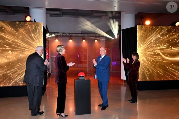 Depuis le quartier de Marterra et après plusieurs années de travaux comme l'ont rapporté les équipes de "Monaco Matin", le couple princier aux anges a inauguré l'extension de son espace d'exposition 


Le prince Albert II de Monaco et la princesse Charlene ont célébré les 25 ans du Grimaldi Forum et inauguré l'extension de l'espace d'exposition accompagné par M. Pierre André Chiappori représentant le ministre d'Etat de la Principauté, M. Henri Fissore, le président du Grimaldi, et de Mme Sylvie Biancheri, la directrice générale, à Monaco le 16 janvier 2025. © Bruno Bebert/Bestimage