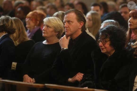 tout comme sa mère Isabelle Forêt

Claude François Junior (Jr), ses enfants, sa mère Isabelle Forêt lors de la messe hommage à Claude François en l'église Notre-Dame d'Auteuil à Paris le 10 mars 2018. Cette commémoration marque le 40ème anniversaire de la mort du chanteur. Ses obsèques ont été célébrées au même endroit le 15 mars 1978.
© CVS / Bestimage