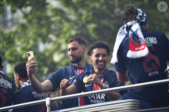 Gianluigi Donnarumma du Paris Saint-Germain et MARQUINHOS du Paris Saint-Germain lors des célébrations du Paris Saint-Germain sur l'avenue des Champs Élysées le 1er juin 2025 à Paris, France. (Photo by Emilian Baldow/Icon Sport/ABACAPRESS.COM)