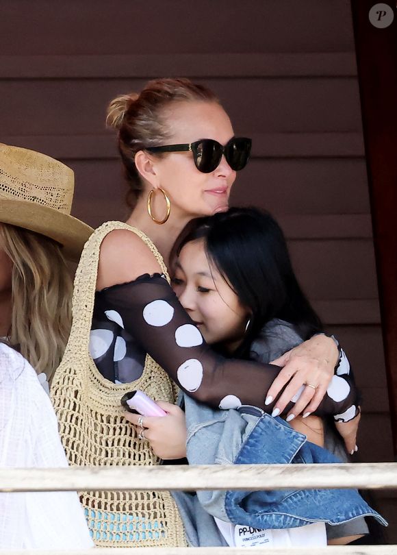 Exclusif - Prix Spécial - No Web - Laeticia Hallyday accompagnée de son compagnon Frédéric Suant et de sa fille Joy sont aller acceuillir Jade à l'aéroport de Saint-Barthélemy-Rémy-de-Haenen où tout le monde se retrouve pour le 50ème anniversaire de Laeticia, à Saint-Jean, Saint-Barthélémy, Antilles françaises, France, le 15 mars 2025.