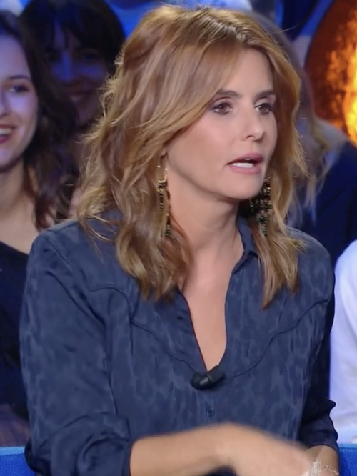 Faustine Bollaert tente de cadrer Arielle Dombasle en pleine émission, Laurent Ruquier ne l'aide pas... bien au contraire