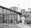 Ce bien d'exception dévoile une architecture néo-classique spectaculaire au cœur d'un domaine préservé.

Archives - En France, au Pays-Basque, Luis Mariano dans sa maison le 19 juin 1964.  

© Bestimage