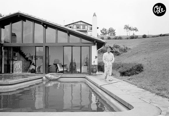 Ce bien d'exception dévoile une architecture néo-classique spectaculaire au cœur d'un domaine préservé.

Archives - En France, au Pays-Basque, Luis Mariano dans sa maison le 19 juin 1964.  

© Bestimage