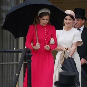 Selon le tabloïd, "elles ne seront pas affectées par ce dernier problème avec leurs parents. Elles sont toujours princesses, bien que non royales, et ont des titres de naissance parce qu'elles sont les petites-filles de la reine Elizabeth II".

La princesse Beatrice d’York, la princesse Eugenie d’York lors de la "Garden Party du Souverain" au palais de Buckingham à Londres, le 21 mai 2024.