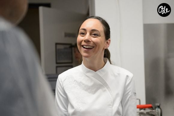 Nina Metayer, la célèbre pâtissière, lors de la visite de Nathalie Delattre à La Rochelle, en France, le 21 mars 2025. Photo : Arnault Serriere/ABACAPRESS.COM