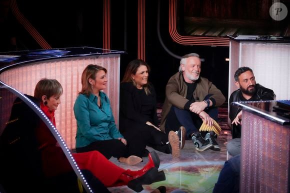 Pour rappel, cette future émission diffusée sur W9 sera baptisée "Tout beau tout neuf" et comprendra d'autres chroniqueurs comme Jordan de Luxe, Valérie Bénaïm ou encore Géraldine Maillet. 

Exclusif - Isabelle Morini-Bosc, Pascale de La Tour du Pin, Valérie Benaim, Jean-Michel Maire, Cyril Hanouna - Plateau de la dernière émission "TPMP" présentée par C.Hanouna à Paris  le 26 mars 2025. © Jack Tribeca / Bestimage