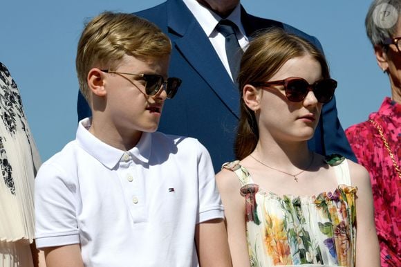 Le prince Albert II de Monaco, la princesse Charlène de Monaco, le prince Jacques de Monaco, marquis des Baux, et la princesse Gabriella de Monaco, comtesse de Carladès, ont été accueillis à Mur-de-Barrez en aveyron par M. Pierre Ignace, le maire de la commune et membre de la délégation officielle française lors de la récente visite d’État à Monaco. © Bruno Bebert/Bestimage