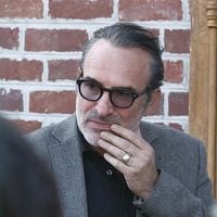 "Pas du tout envie de te dire au revoir" : Jean Dujardin a le cœur lourd en évoquant Bruno Salomone à la cérémonie, son geste symbolique remarqué