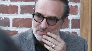 "Pas du tout envie de te dire au revoir" : Jean Dujardin a le cœur lourd en évoquant Bruno Salomone à la cérémonie, son geste symbolique remarqué