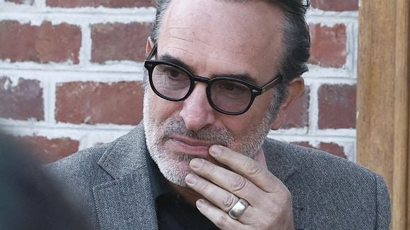"Pas du tout envie de te dire au revoir" : Jean Dujardin a le cœur lourd en évoquant Bruno Salomone à la cérémonie, son geste symbolique remarqué