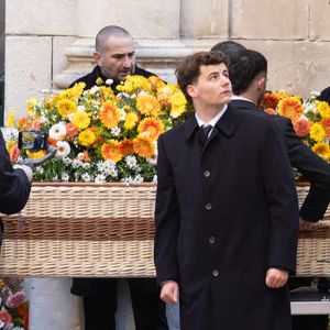 L’émotion était forte dès l’arrivée de son cercueil.

Arrivée du cercueil - Arrivées aux obsèques de Brigitte Bardot en l'église Paroissiale Notre-Dame-de-l'Assomption de Saint-Tropez, France, le 7 janvier 2026.  Brigitte Bardot, figure emblématique du cinéma français et icône internationale, est décédée le 28 décembre 2025 à l'âge de 91 ans dans sa mythique propriété de La Madrague, à Saint-Tropez (France). 
© Jacovides-Moreau/Bestimage