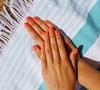 Les couleurs néon sont passées de mode cet été : six idées de manucure corail pastel pour donner à vos mains une allure élégante et tendance