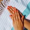 Les couleurs néon sont passées de mode cet été : six idées de manucure corail pastel pour donner à vos mains une allure élégante et tendance