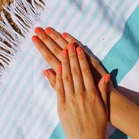 Les couleurs néon sont passées de mode cet été : six idées de manucure corail pastel pour donner à vos mains une allure élégante et tendance