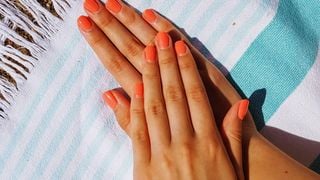 Les couleurs néon sont passées de mode cet été : six idées de manucure corail pastel pour donner à vos mains une allure élégante et tendance
