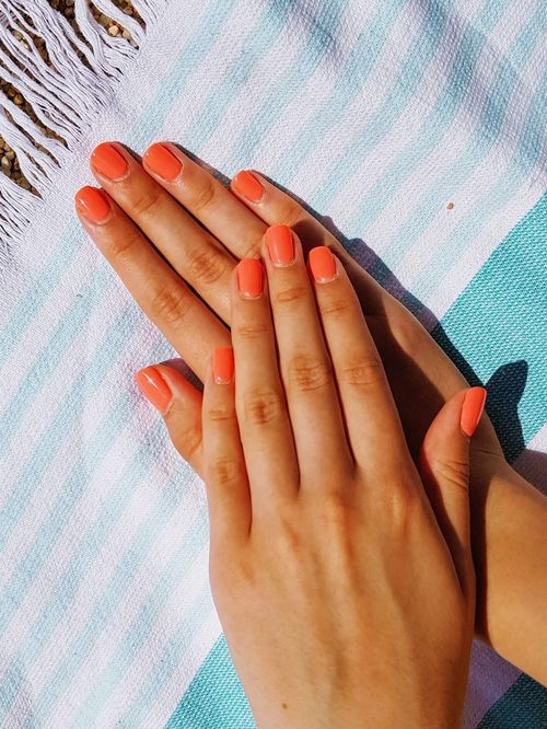Les couleurs néon sont passées de mode cet été : six idées de manucure corail pastel pour donner à vos mains une allure élégante et tendance