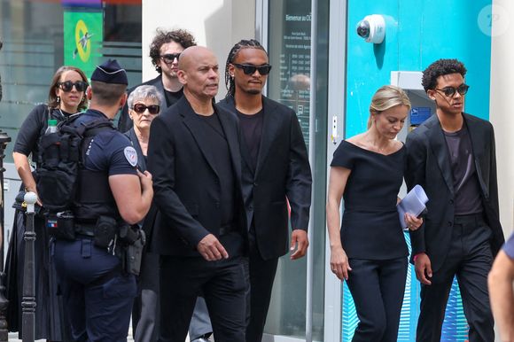 Audrey Crespo-Mara et ses fils Sekou et Lamine  aux obsèques de Thierry Ardisson en l'église Saint-Roch de Paris, France, le 17 juillet 2025. © Clovis-Jacovides/Bestimage