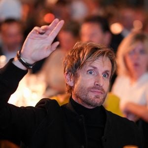 Philippe Lacheau lors de la soirée annuelle de gala de l'association Hope au pavillon Gabriel à Paris le 14 octobre 2025.
L’association HOPE propose, à travers l’équithérapie et de nombreux ateliers artistiques, un accompagnement destiné aux femmes qui, après l’annonce de leur cancer, souhaitent se reconstruire émotionnellement et retrouver confiance en elles, au-delà du parcours médical.
© Anne-Sophie Guebey / Bestimage