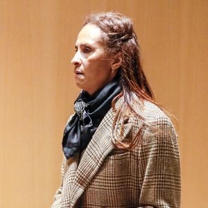 Exclusif - Karine Silla entre par l'entrée "défense" à l'ouverture du procès de Gérard Depardieu pour agressions sexuelles sur deux femmes lors d'un tournage de film en 2021, au tribunal correctionnel de Paris, France, le 24 mars 2025. © Christophe Clovis/Bestimage