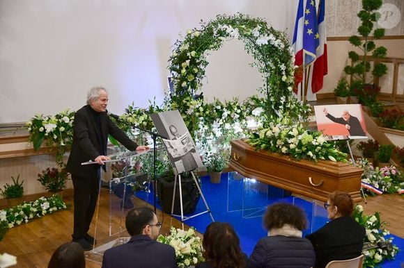 Franz-Olivier Giesbert - Obsèques de J-F.Kahn dans la salle polyvalente de Mussy-sur-Seine, le 29 janvier 2025. Après cet hommage civil en présence de ses proches et notamment du Premier ministre F.Bayrou, le journaliste, décédé le 22 janvier 2025 à 86 ans, sera inhumé dans le cimetière communal dans la plus stricte intimité.
© Romain Doucelin / Bestimage