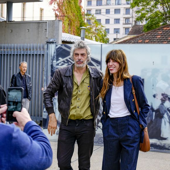Lou Doillon, avec son compagnon Stéphane Manel,  présente le film Boxes réalisé par sa mère Jane Birkin lors du festival Lumière 2023 à Lyon le 22 octobre 2023.

© Sandrine Thesillat / Panoramic / Bestimage