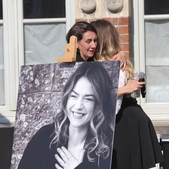 Adeline Quenon, la soeur aînée d'E.Dequenne, et Milla Savarese, la fille unique d'E.Dequenne - 300 personnes réunies pour rendre hommage à Emilie Dequenne dans sa ville de Chièvres (Belgique), le 9 avril 2025, quelques semaines après son décès prématuré, survenu le 16 mars 2025. © Photonews / Bestimage