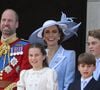 Le prince et la princesse de Galles ont en effet toujours tenu à préserver au maximum la vie privée de leur fils et attendent d'Eton College la même discrétion que ses anciens établissements, d'où aucune information ou photo n'a jamais filtré au cours de l'année.

13 juin 2026 : La famille royale sur le balcon lors de la cérémonie de Trooping the Colour 2026, en célébration de l'anniversaire officiel du roi Charles III (Le roi Charles III d'Angleterre). (Credit Image: © Cover Images via ZUMA Press)