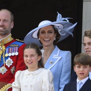 Le prince et la princesse de Galles ont en effet toujours tenu à préserver au maximum la vie privée de leur fils et attendent d'Eton College la même discrétion que ses anciens établissements, d'où aucune information ou photo n'a jamais filtré au cours de l'année.

13 juin 2026 : La famille royale sur le balcon lors de la cérémonie de Trooping the Colour 2026, en célébration de l'anniversaire officiel du roi Charles III (Le roi Charles III d'Angleterre). (Credit Image: © Cover Images via ZUMA Press)