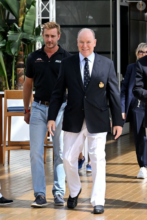 Le prince Albert II de Monaco a félicité les vainqueurs de l'Admiral’s Cup 2025, les 2 équipages du Yacht Club menés par Pierre Casiraghi, vice-président du Y.C.M. à la barre de Jolt 6 et Peter Harrison sur Jolt 3, le 14 septembre 2025
 © Bruno Bebert / Bestimage