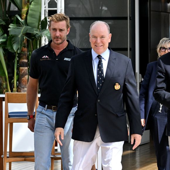 Le prince Albert II de Monaco a félicité les vainqueurs de l'Admiral’s Cup 2025, les 2 équipages du Yacht Club menés par Pierre Casiraghi, vice-président du Y.C.M. à la barre de Jolt 6 et Peter Harrison sur Jolt 3, le 14 septembre 2025
 © Bruno Bebert / Bestimage