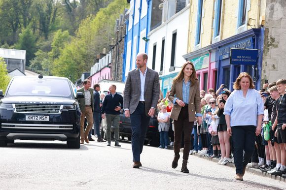 Le prince William, prince de Galles, et Catherine (Kate) Middleton, princesse de Galles, duc et duchesse de Rothesay, visitent la ville de Tobermory en Ecosse, Royaume Uni, le 29 avril 2025. © Ian Vogler/MirrorPix/Bestimage
